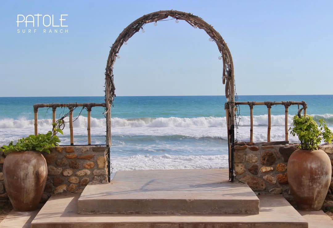 El mar visto desde el arco del jardín