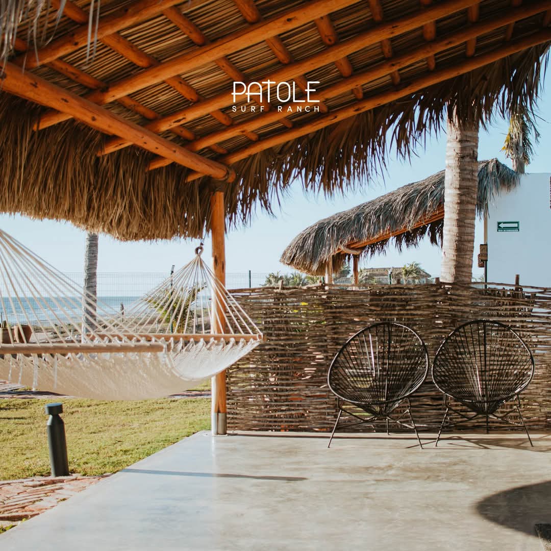 Terraza con hamaca, sillas Acapulco y cerco de vara